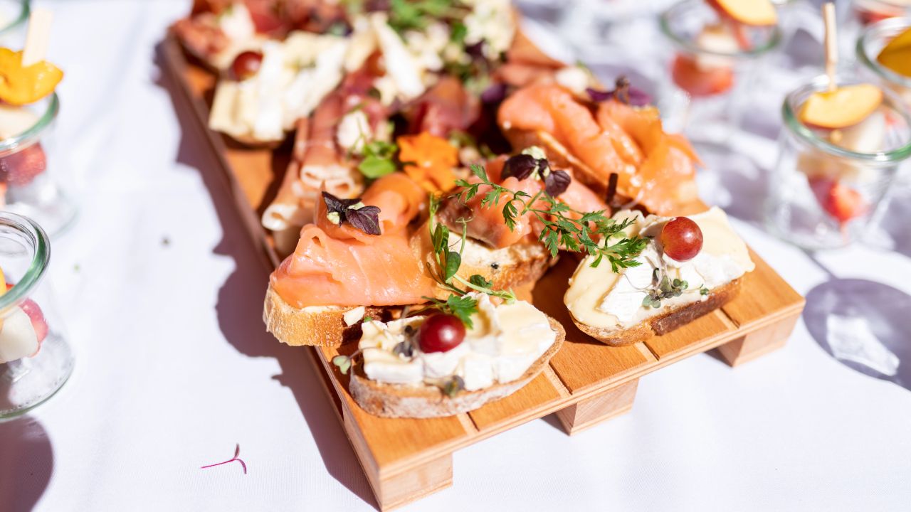 Wir bieten Ihnen exklusive Caterings und einen ausgezeichneten Service für Ihr Event. Hochwertige Produkte zeichnen unser Catering aus.