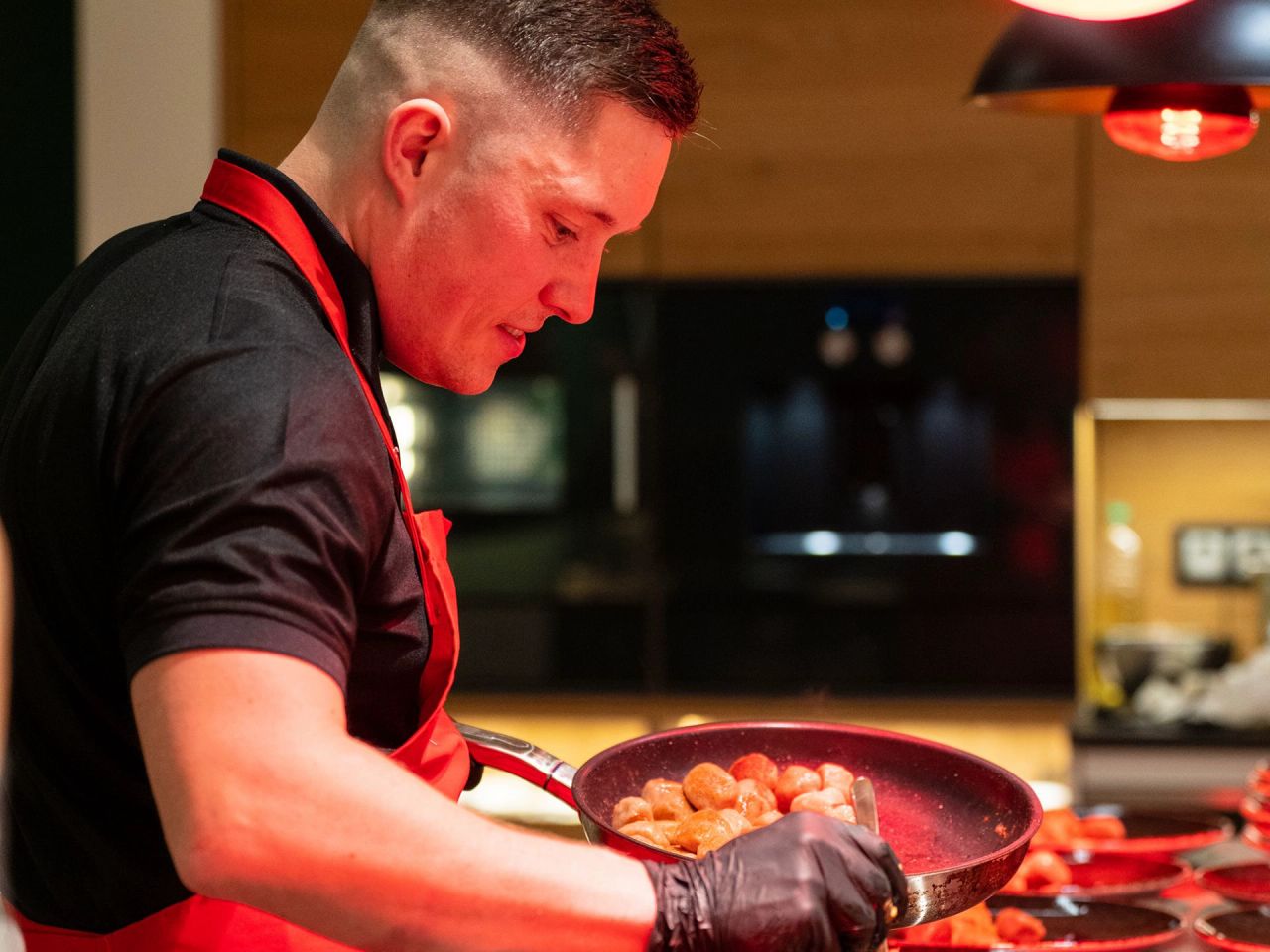 Norman mit Spaß an der Arbeit Norman mit Spaß an der Arbeit wie man sehen kann.