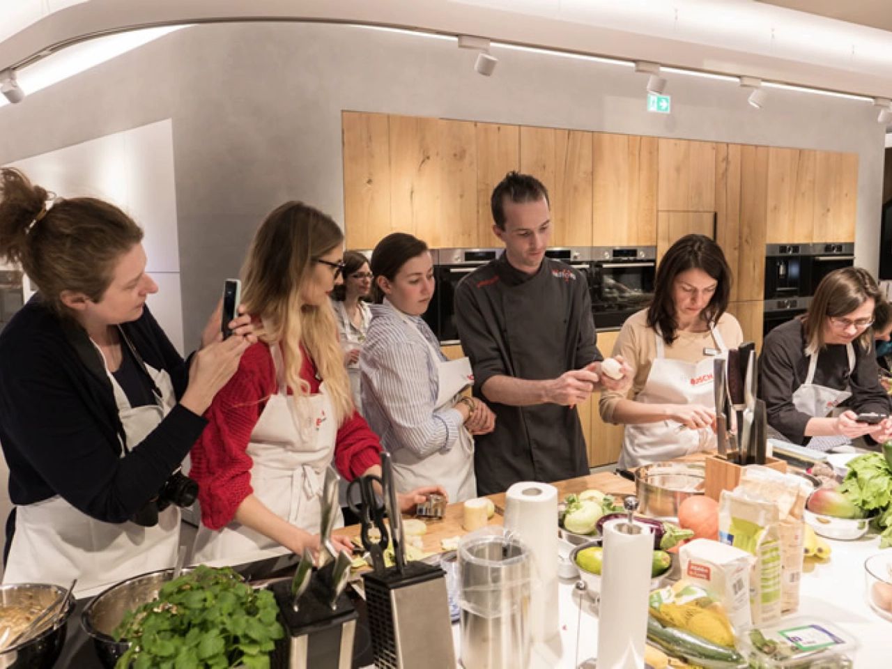 Stephan bei Bosch Stephan bei Bosch und fleißig am Gemüse schnitzen