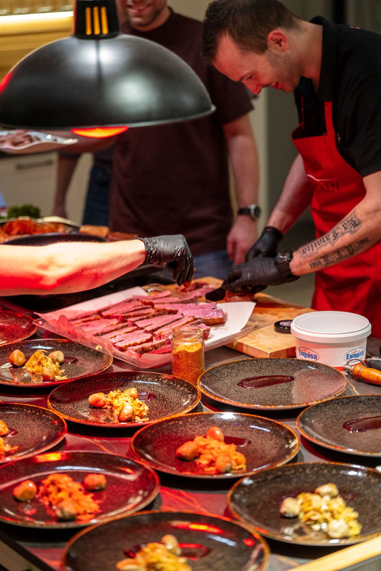 Stephan in Aktion beim Anrichten