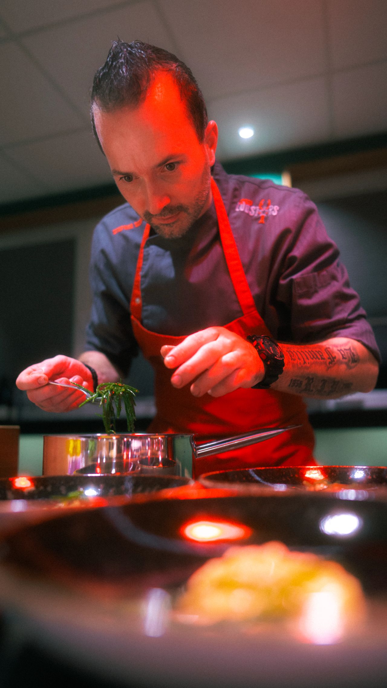 Stephan voll konzentriert Stephan voll konzentriert beim anrichten
